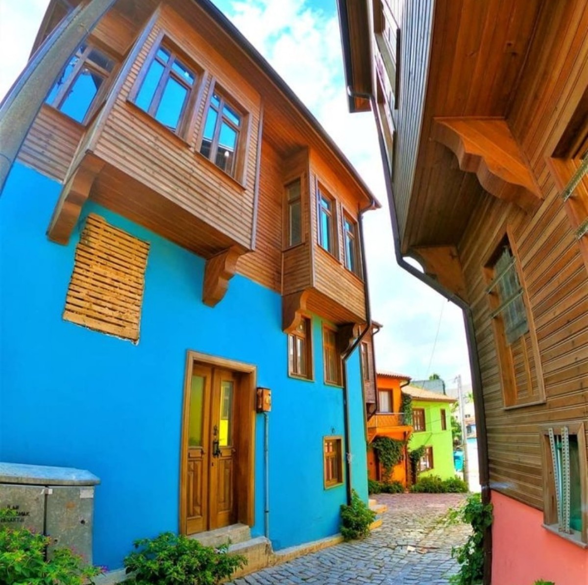 Edincik'in renkli evleri ve taş sokakları