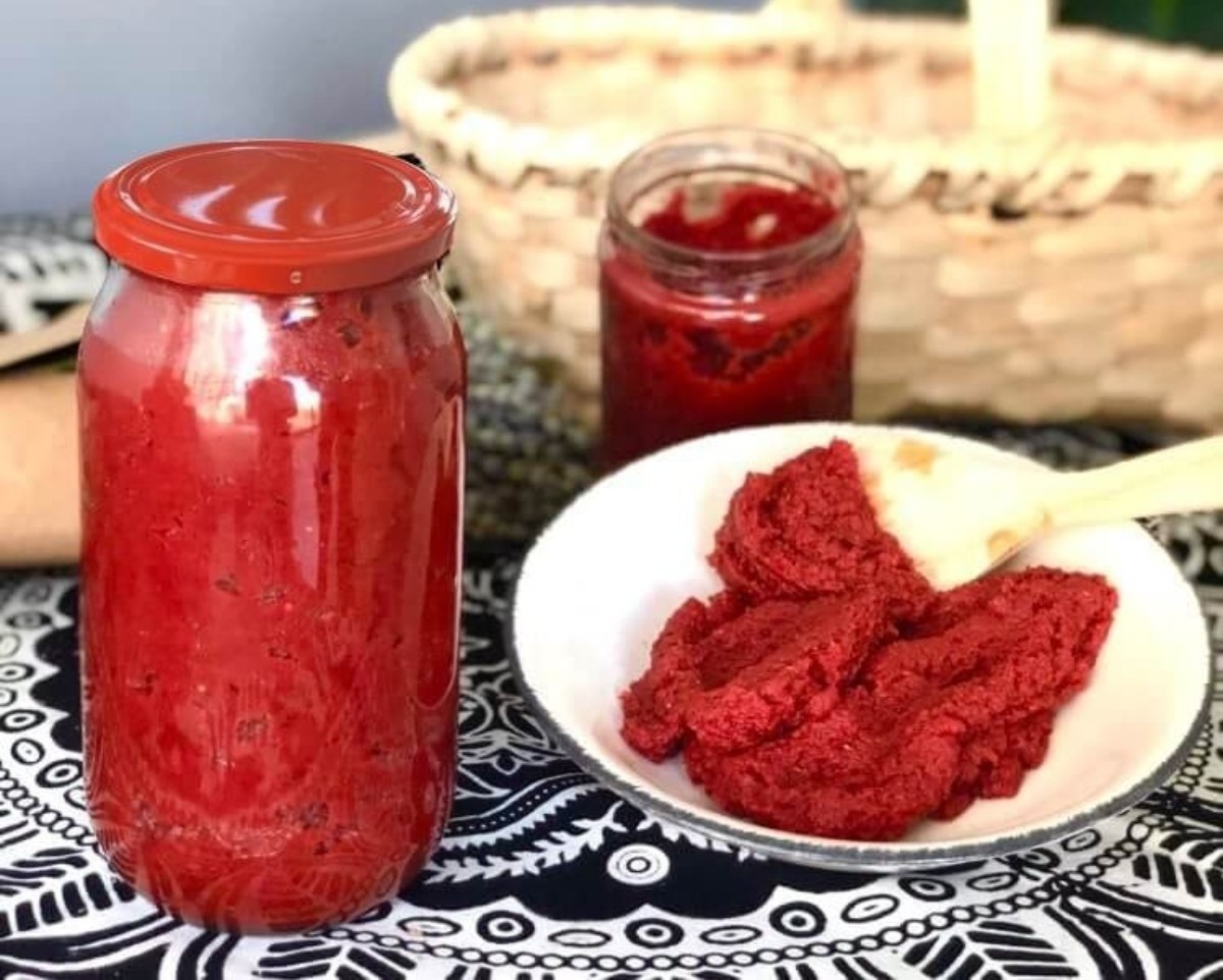 Zeytinyağı ile salçanızı koruyun